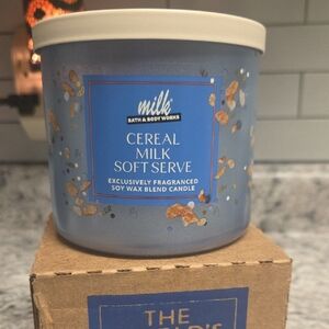 Bath & Body Works Soft Serve Cereal Milk 3-Wick Candle Blue